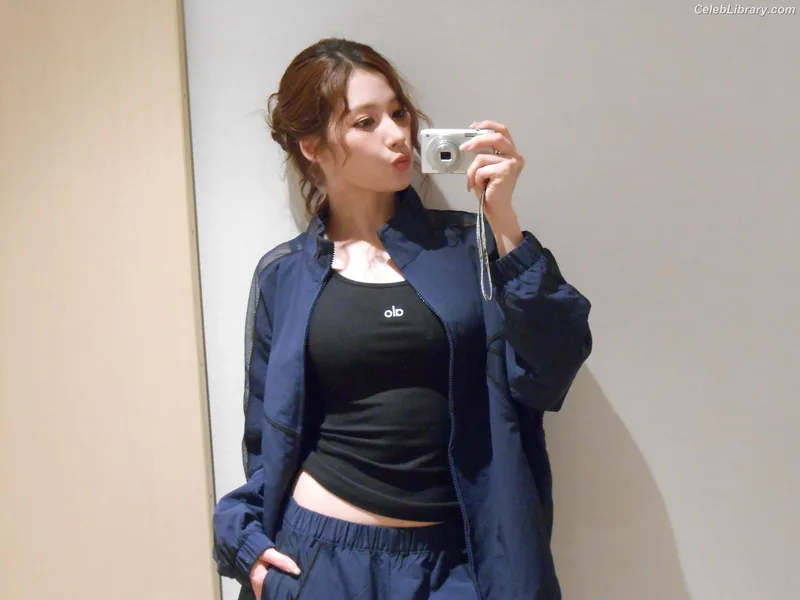 Minatozaki Sana (TWICE) photo 19 of 1069