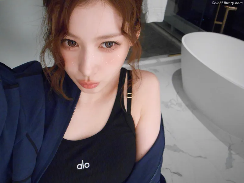 Minatozaki Sana (TWICE) photo 20 of 1069
