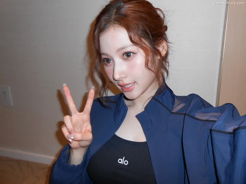 Minatozaki Sana (TWICE) photo 22 of 1069