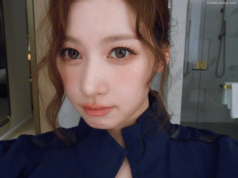 Minatozaki Sana (TWICE) photo 1 of 1069