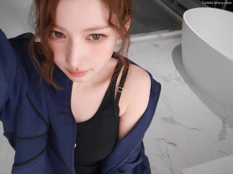 Minatozaki Sana (TWICE) photo 2 of 1069