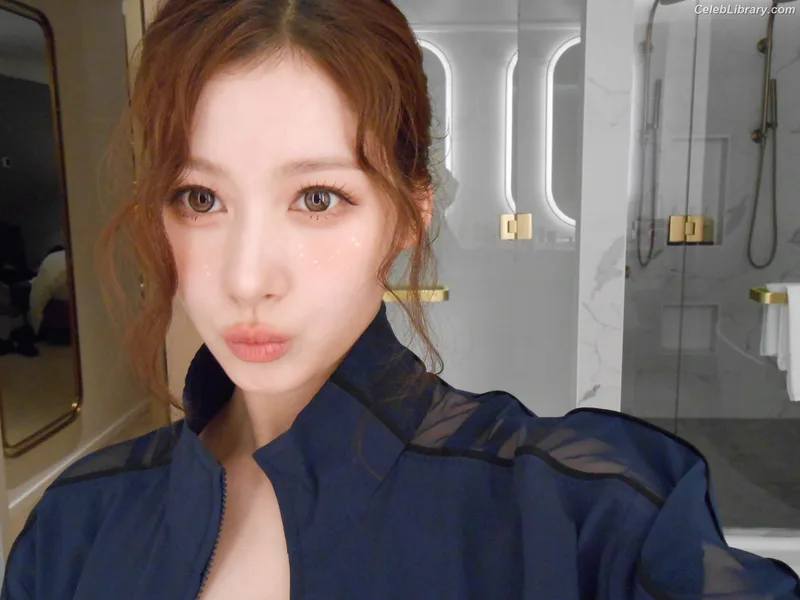 Minatozaki Sana (TWICE) photo 3 of 1069