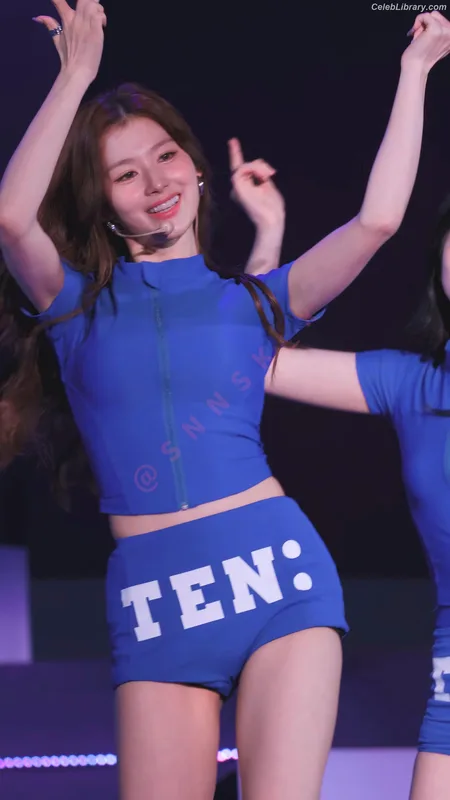 Minatozaki Sana (TWICE) photo 12 of 1069