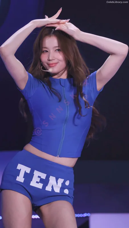 Minatozaki Sana (TWICE) photo 14 of 1069