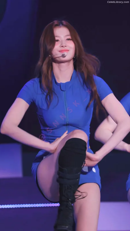 Minatozaki Sana (TWICE) photo 16 of 1069