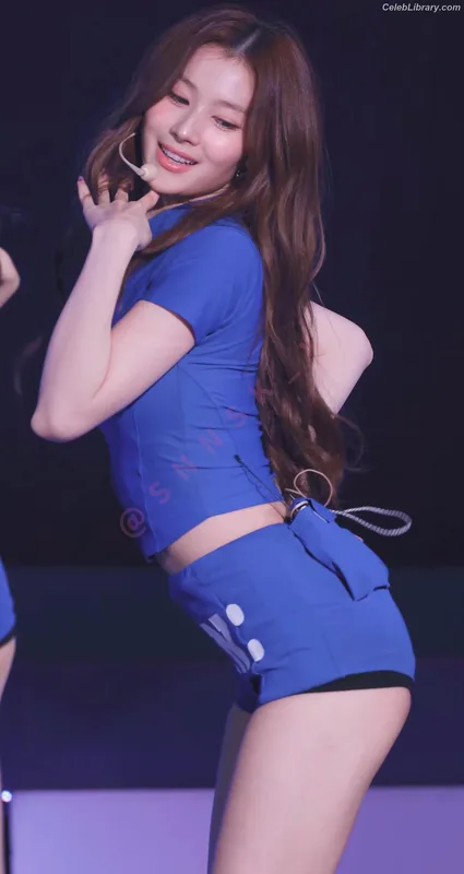 Minatozaki Sana (TWICE) photo 20 of 1069