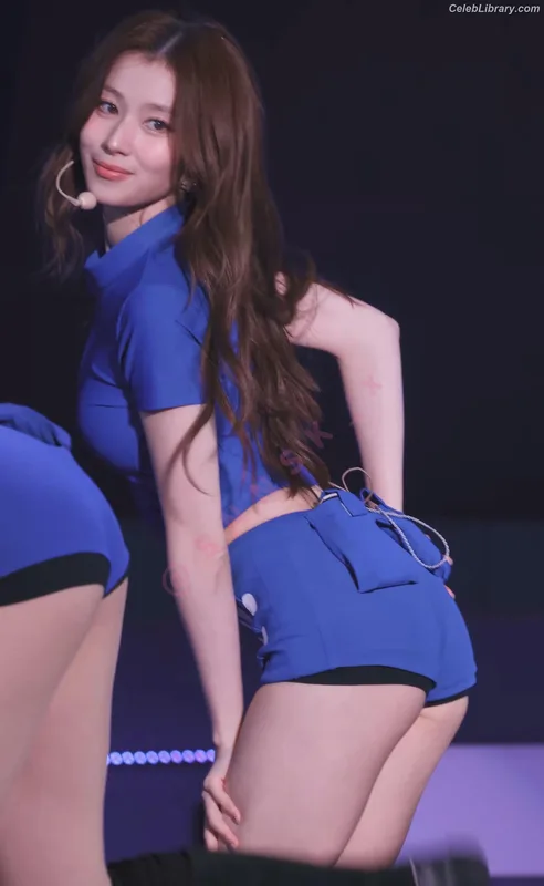 Minatozaki Sana (TWICE) photo 23 of 1069
