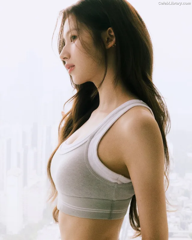 Minatozaki Sana (TWICE) photo 12 of 1069