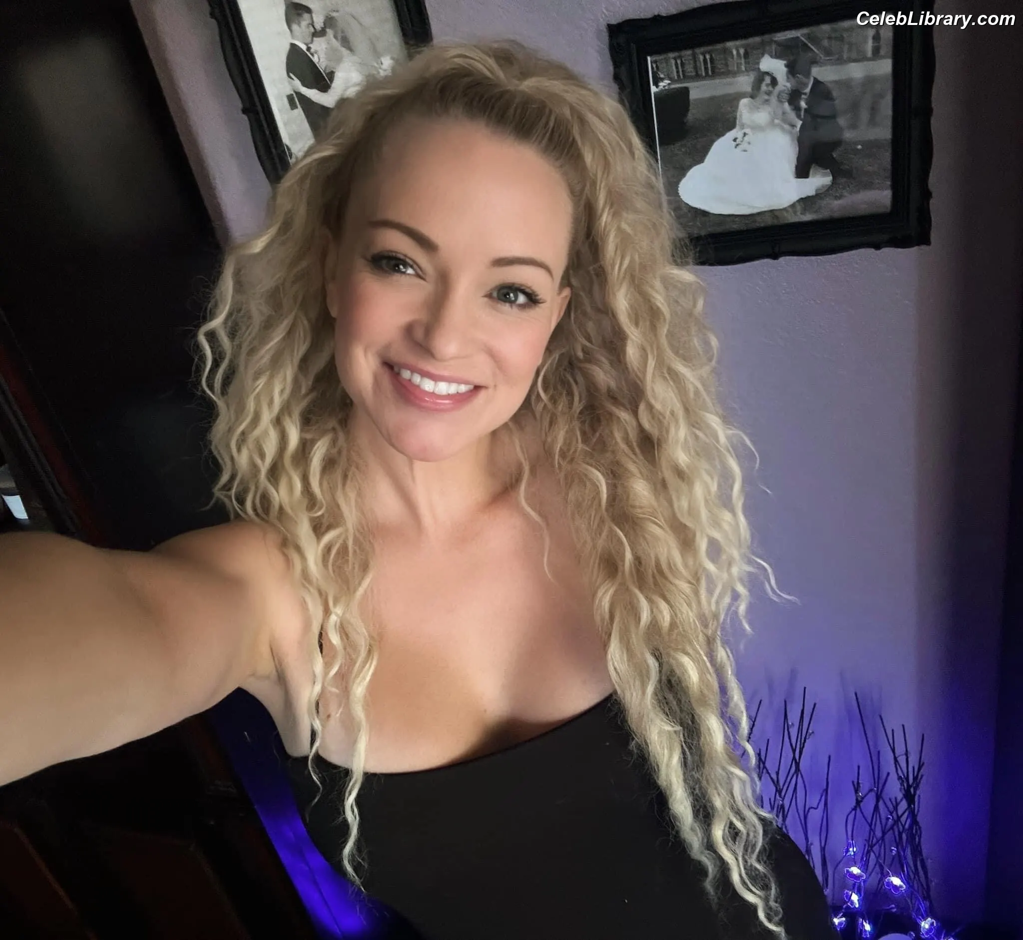 Mindy Robinson photo 6 of 36