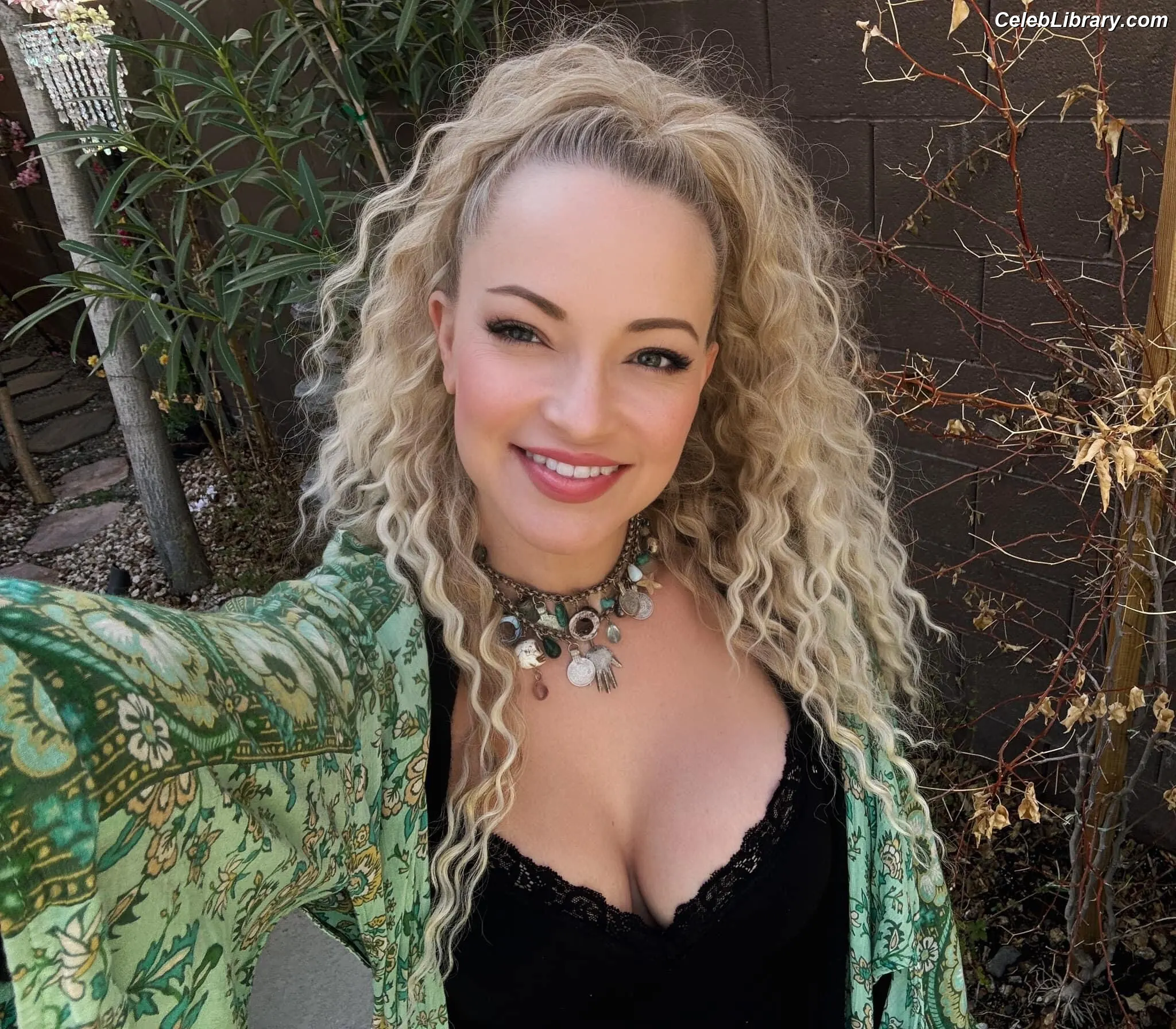 Mindy Robinson photo 7 of 36