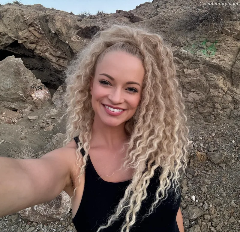 Mindy Robinson photo 1 of 37
