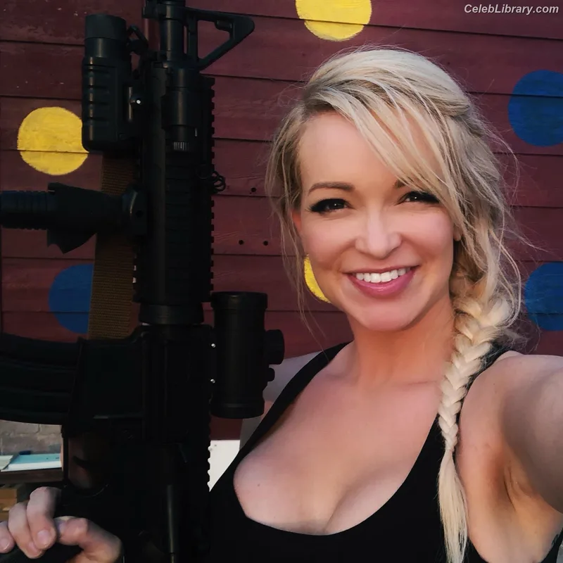 Mindy Robinson photo 3 of 37