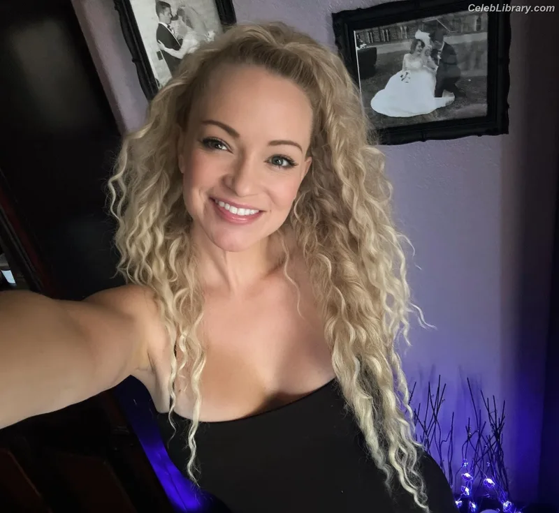 Mindy Robinson photo 6 of 37
