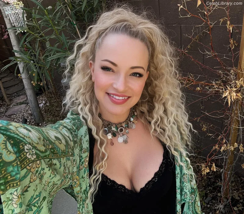 Mindy Robinson photo 7 of 37