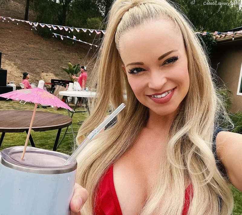 Mindy Robinson photo 10 of 37