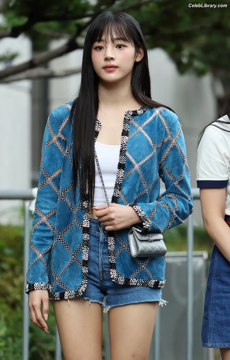 Minji (NewJeans) photo 19 of 1153