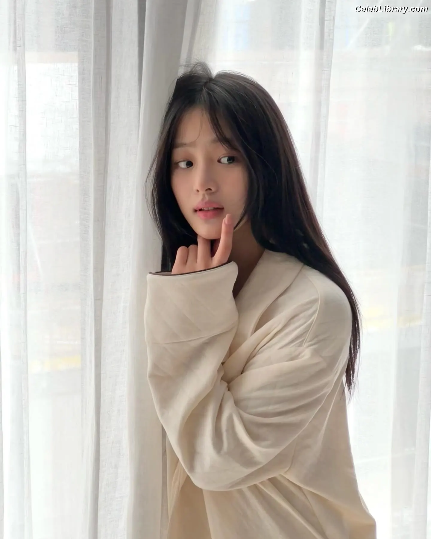 Minji (NewJeans) photo 15 of 1153