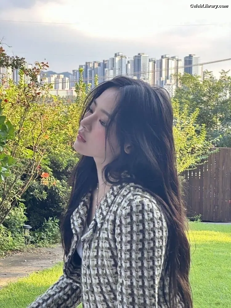 Minji (NewJeans) photo 1 of 1153