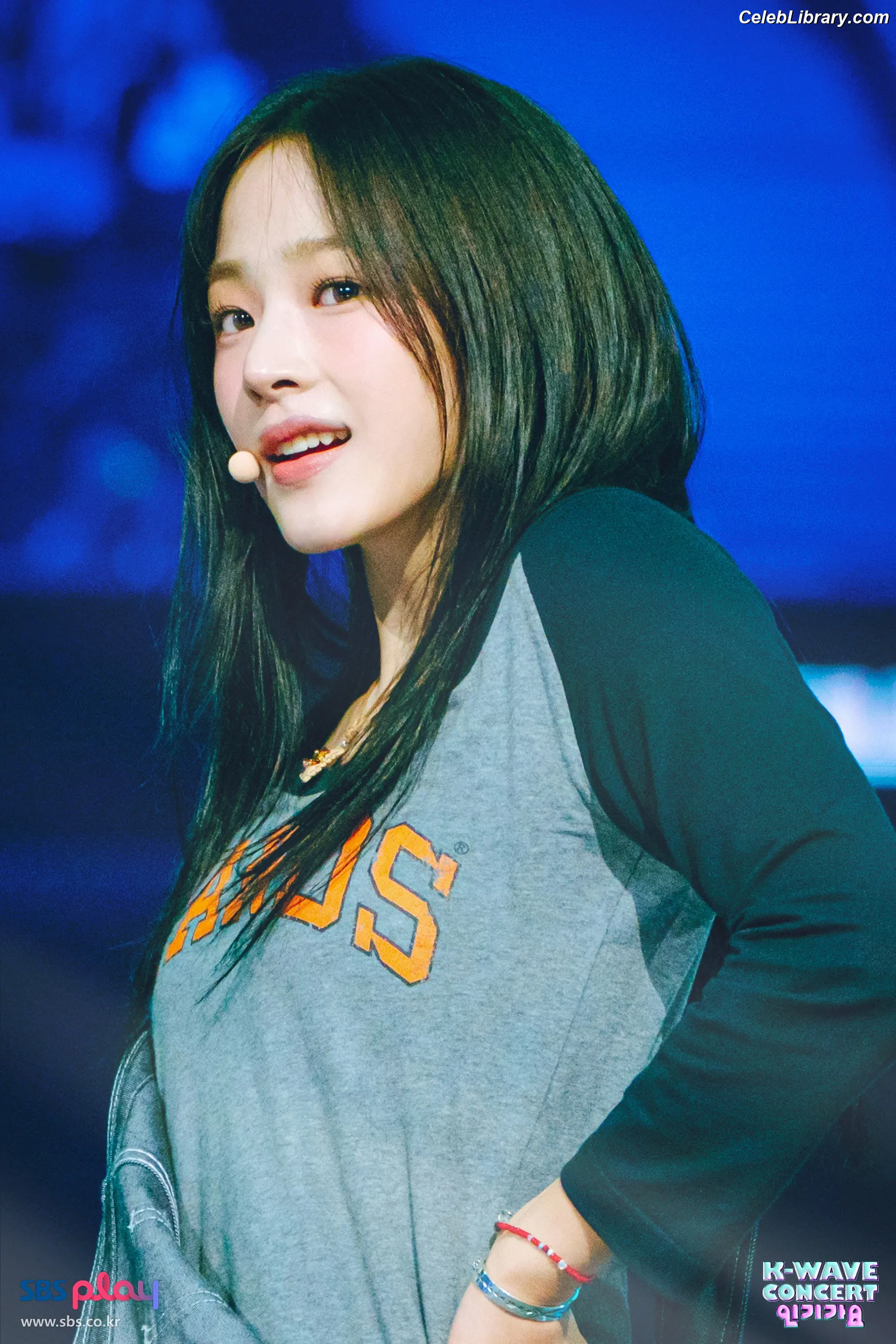 Minji (NewJeans) photo 18 of 1153
