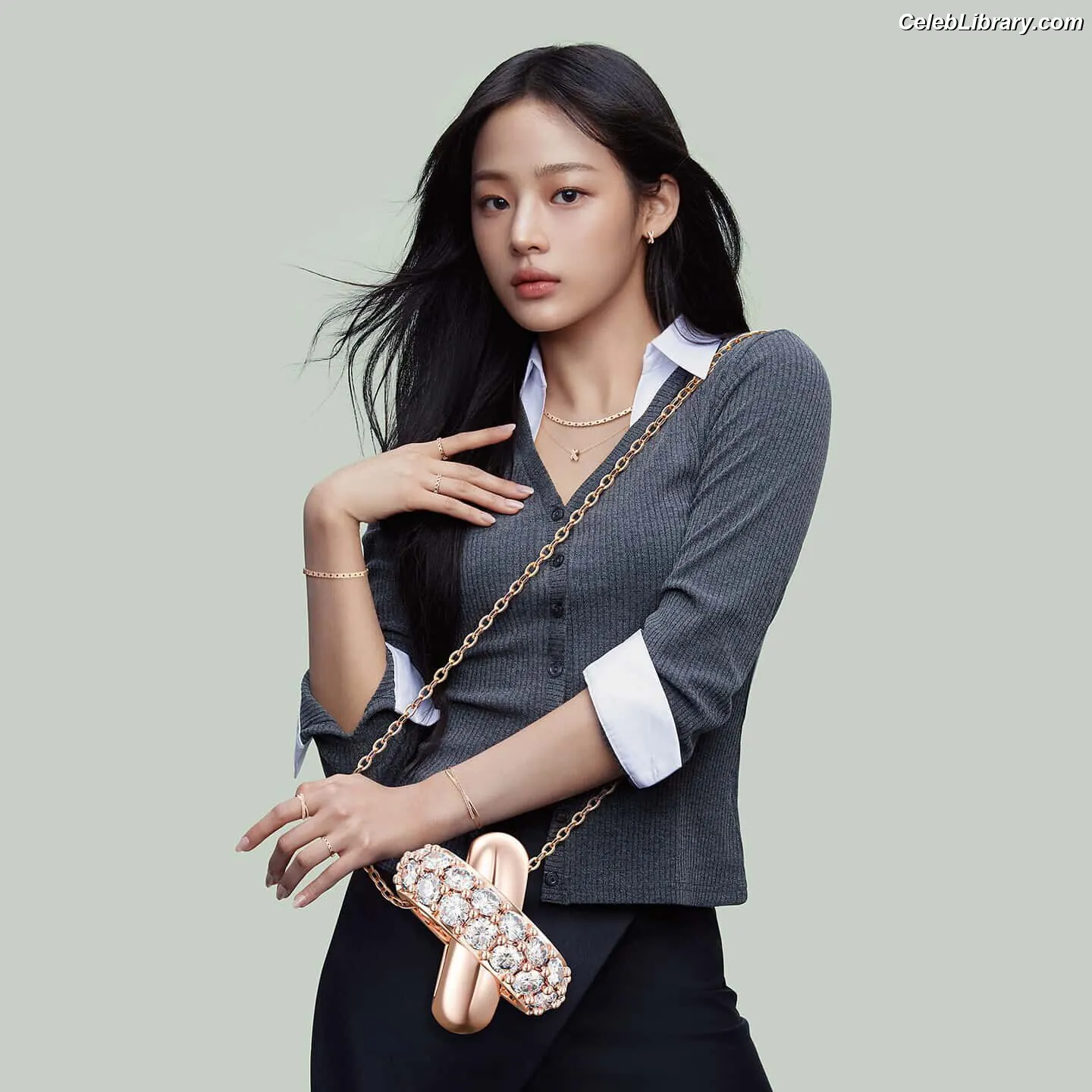 Minji (NewJeans) photo 24 of 1153