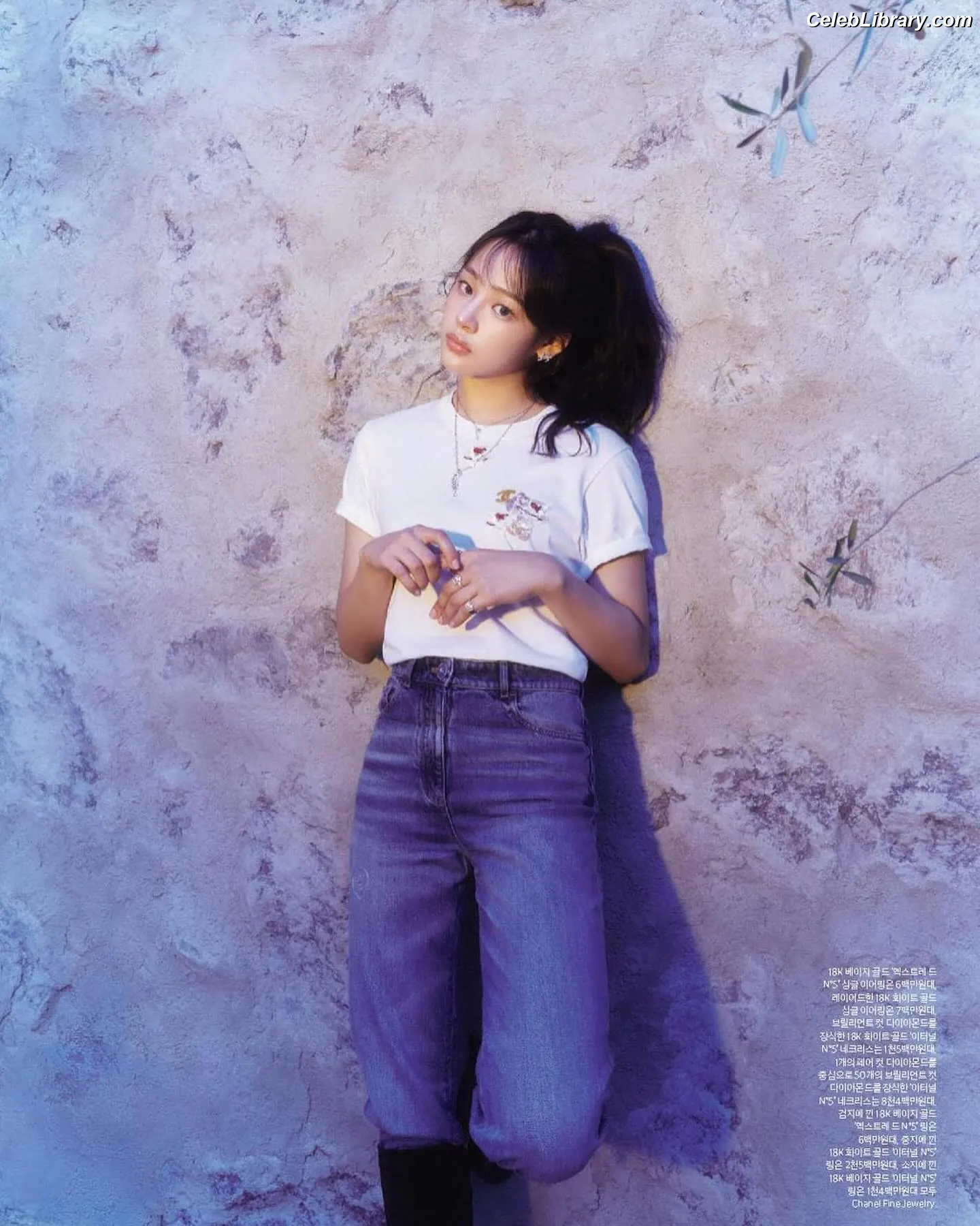 Minji (NewJeans) photo 1 of 1153