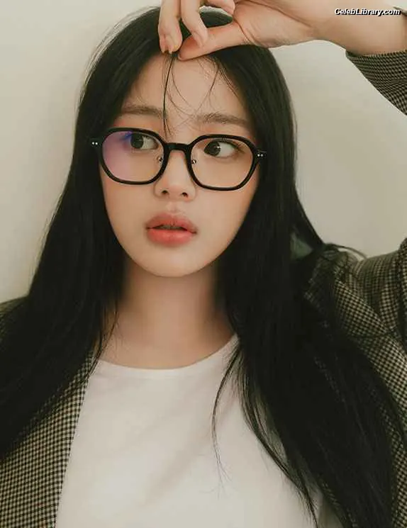 Minji (NewJeans) photo 21 of 1153