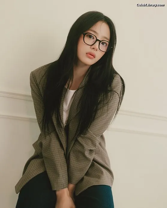 Minji (NewJeans) photo 3 of 1153