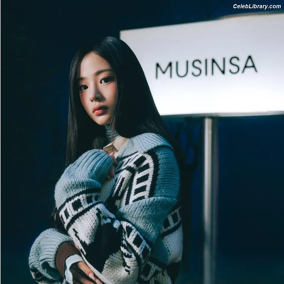 Minji (NewJeans) photo 9 of 1153