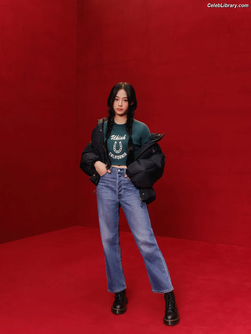 Minji (NewJeans) photo 16 of 1153