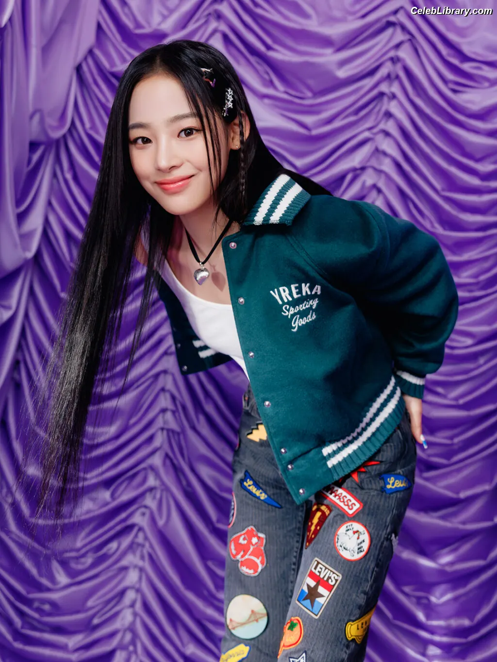 Minji (NewJeans) photo 17 of 1153