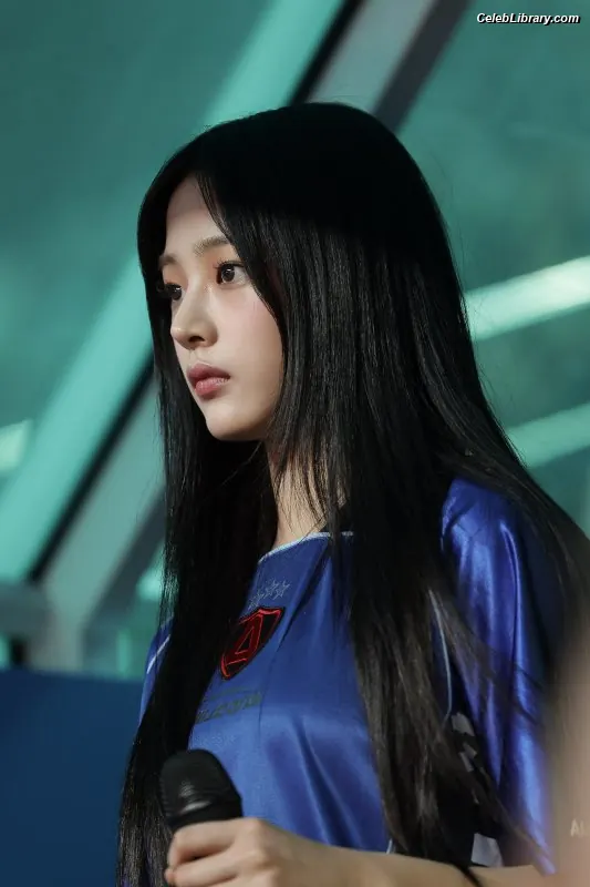 Minji (NewJeans) photo 2 of 1153