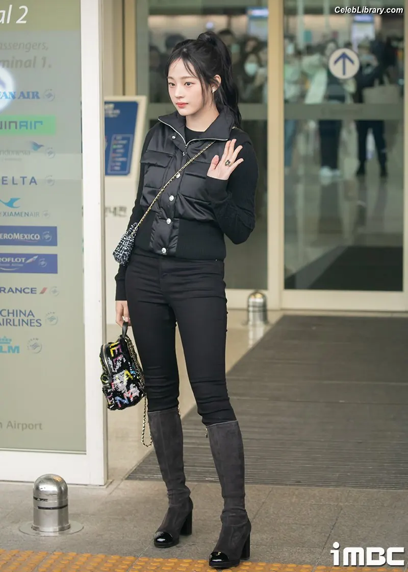 Minji (NewJeans) photo 6 of 1153