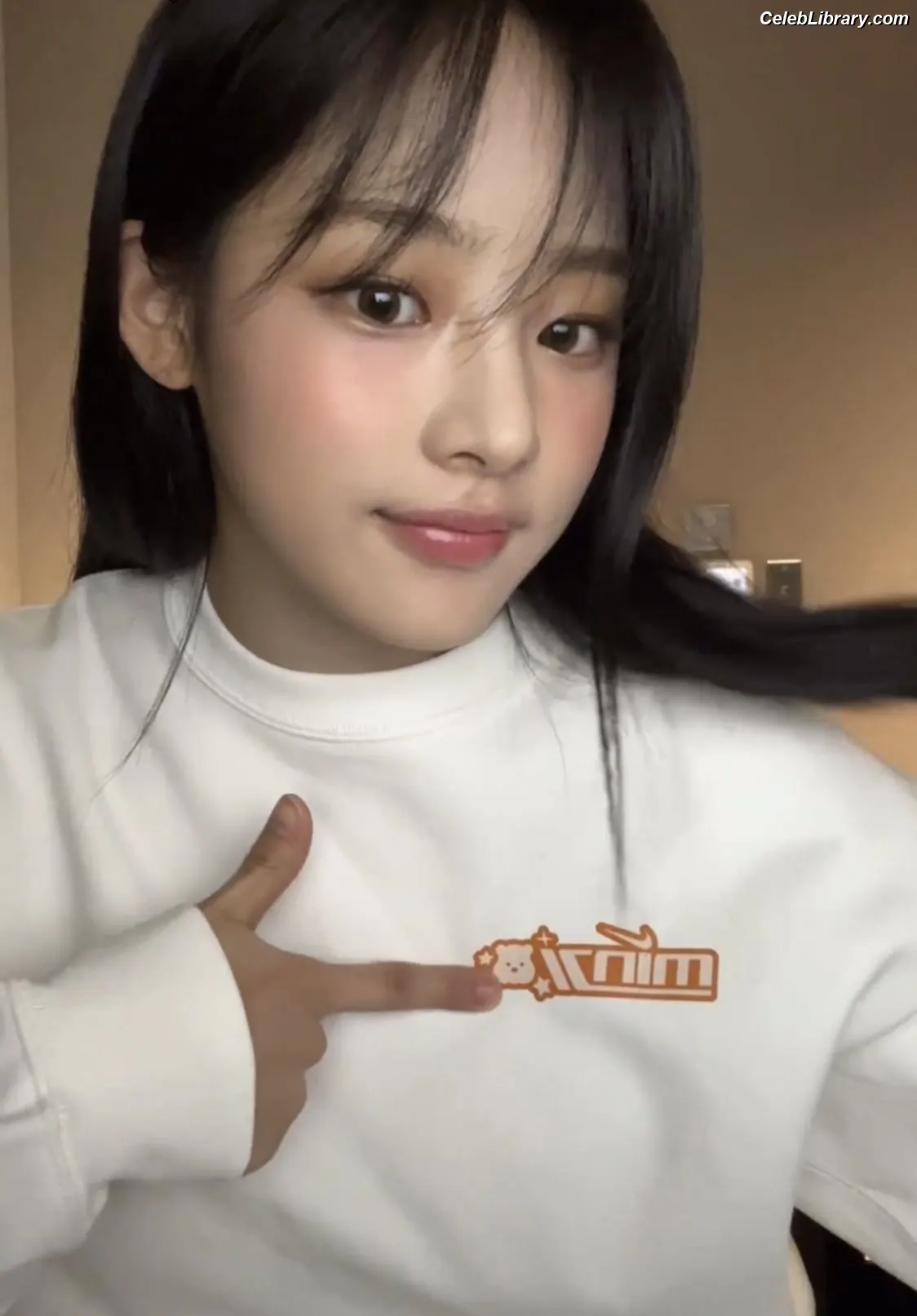 Minji (NewJeans) photo 24 of 1153