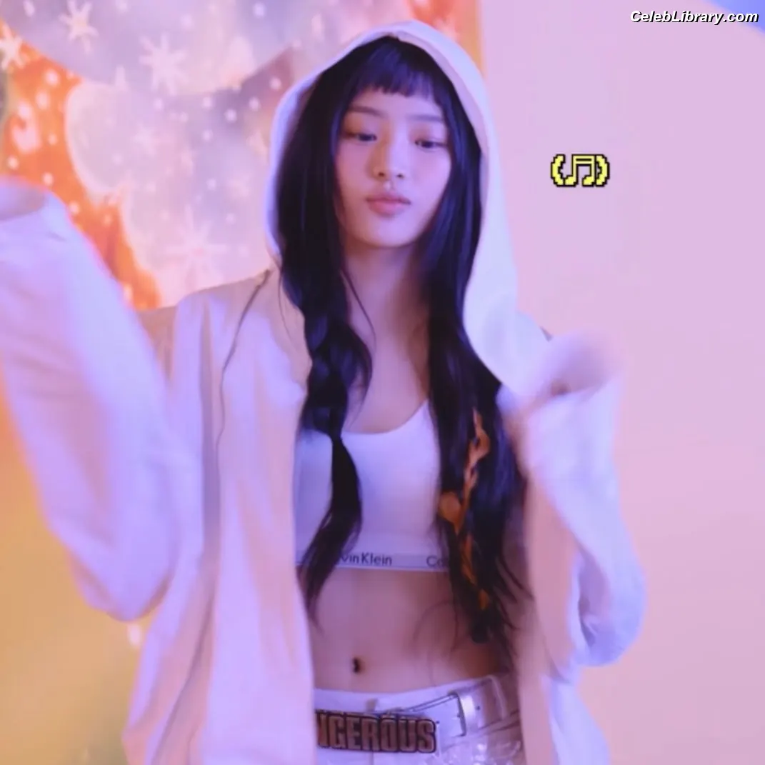 Minji (NewJeans) photo 23 of 1153