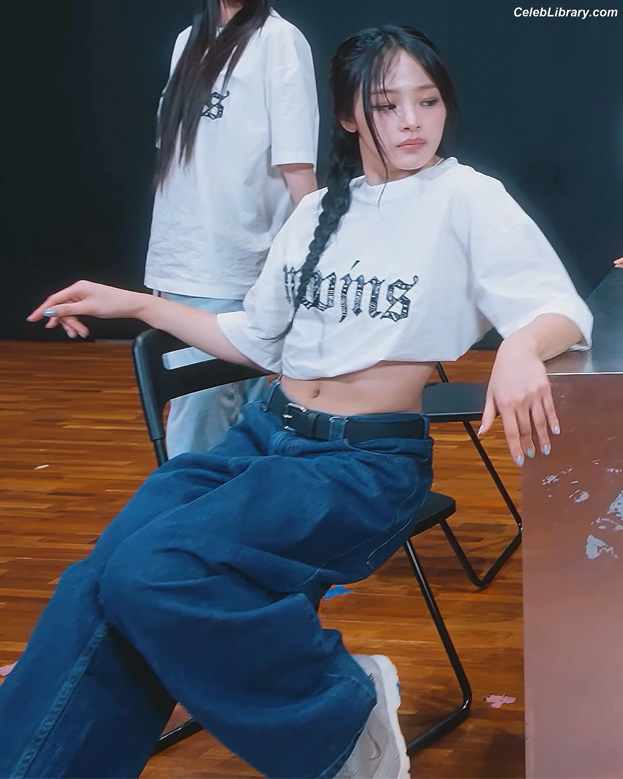 Minji (NewJeans) photo 19 of 1153