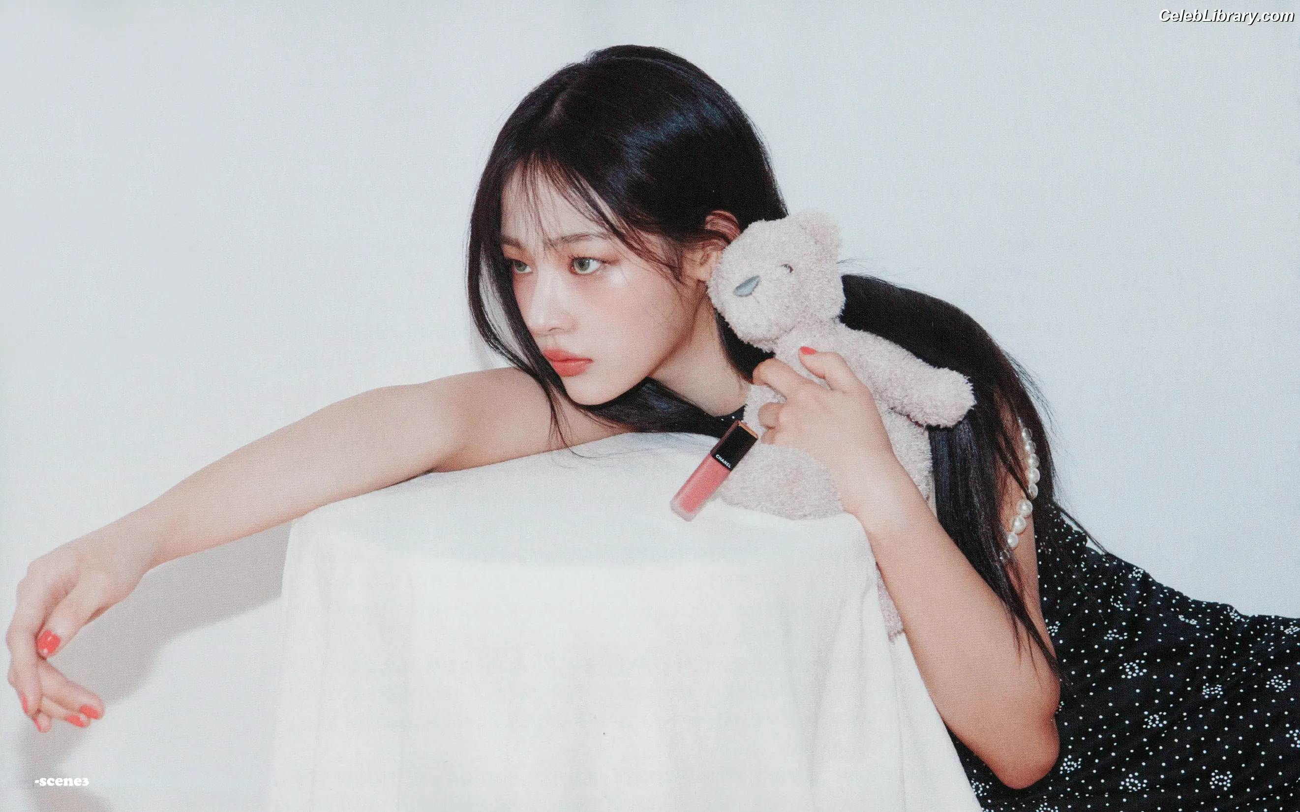 Minji (NewJeans) photo 3 of 1153
