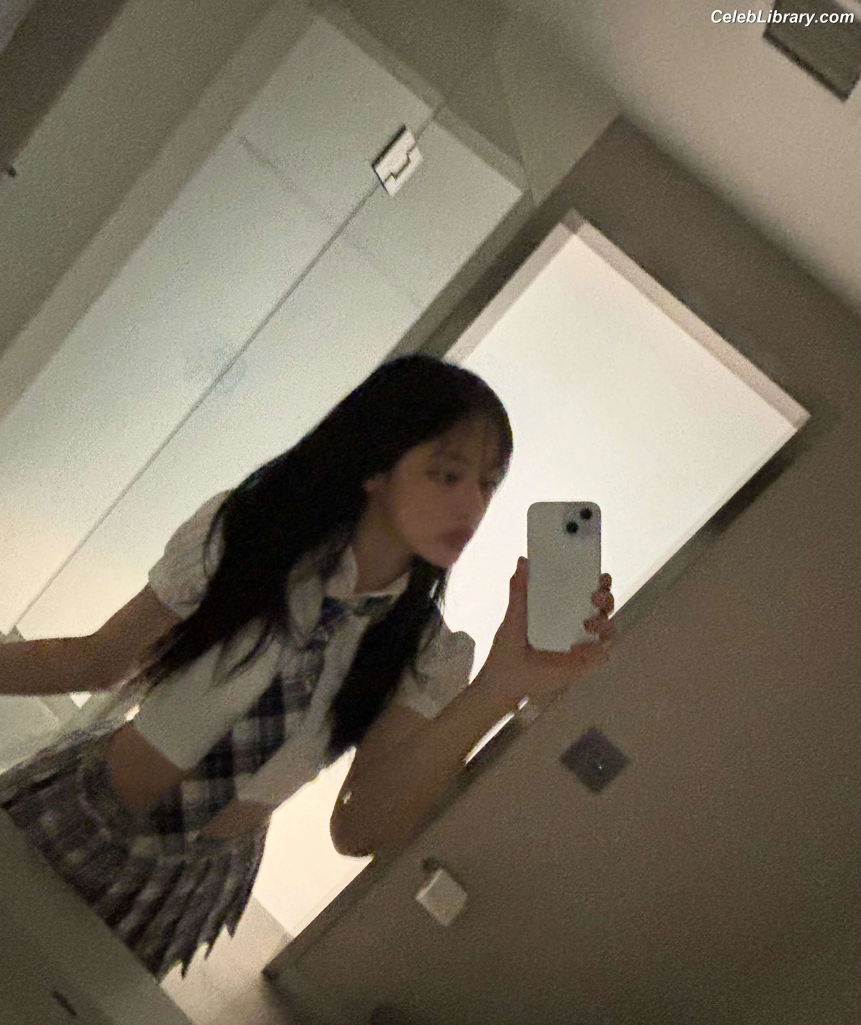 Minji (NewJeans) photo 11 of 1153