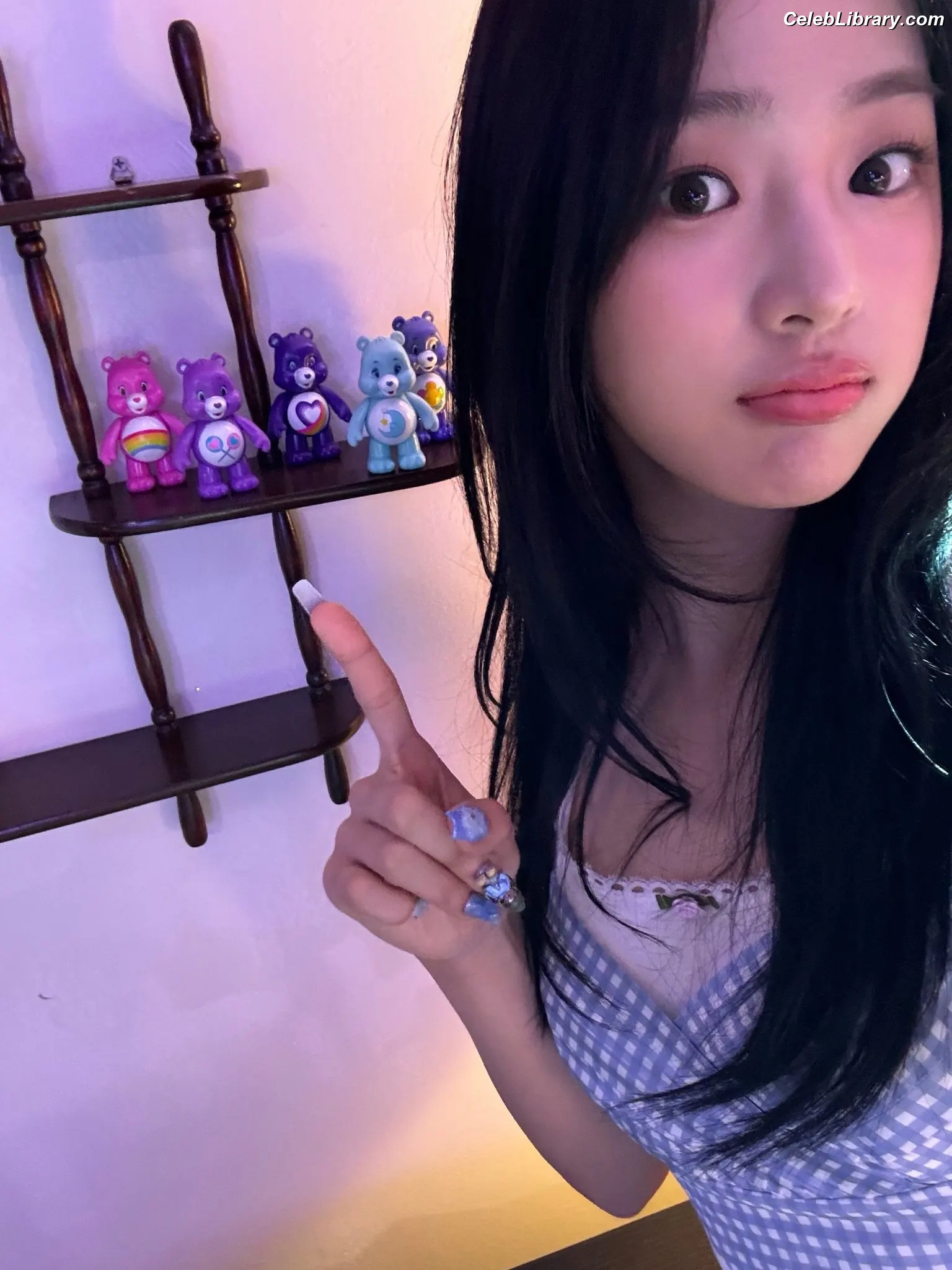 Minji (NewJeans) photo 13 of 1153