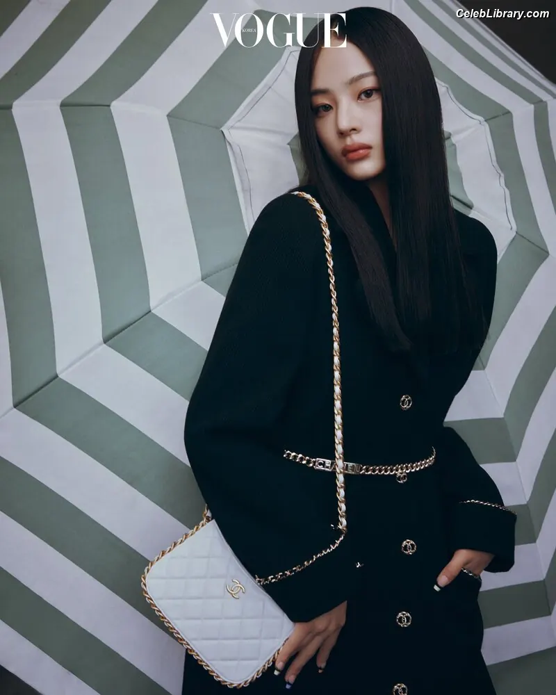 Minji (NewJeans) photo 10 of 1153