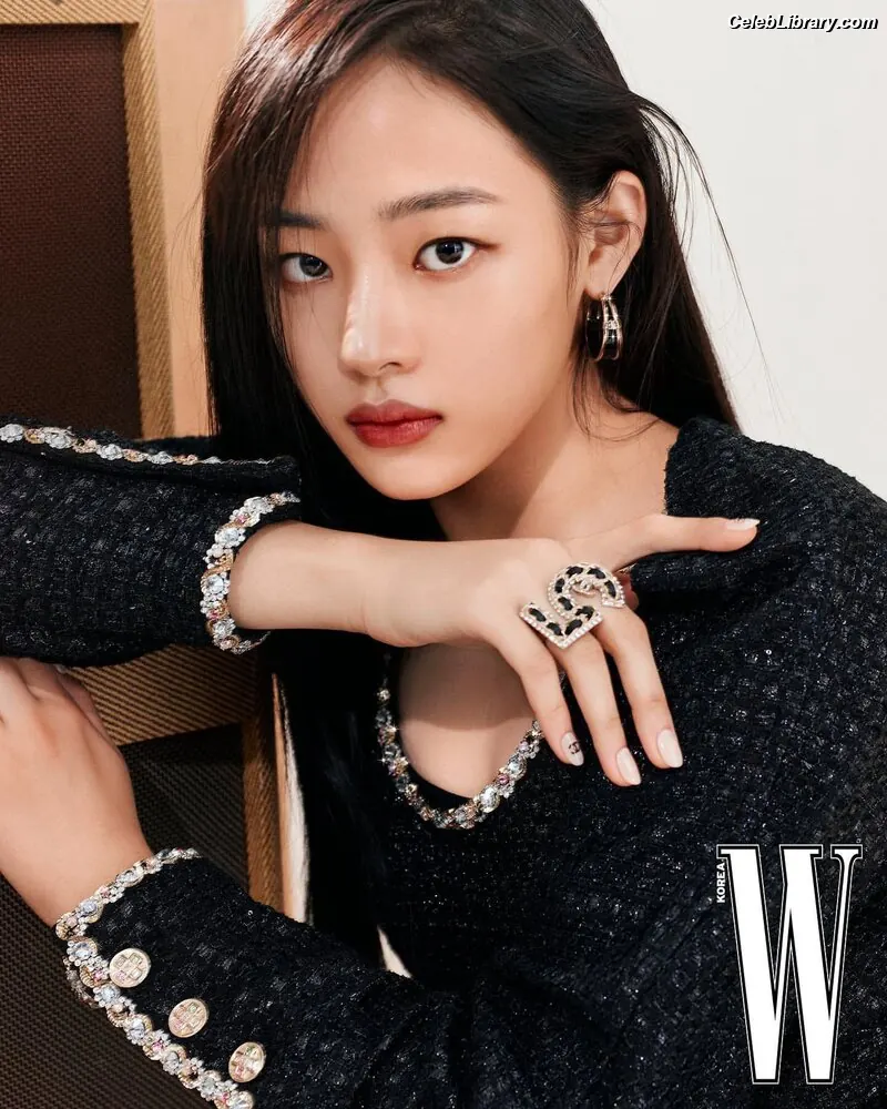 Minji (NewJeans) photo 15 of 1153