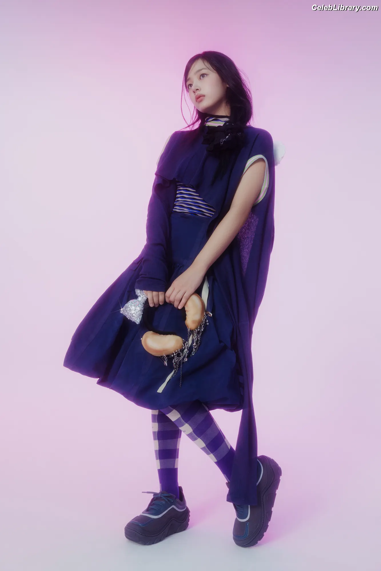 Minji (NewJeans) photo 5 of 1153