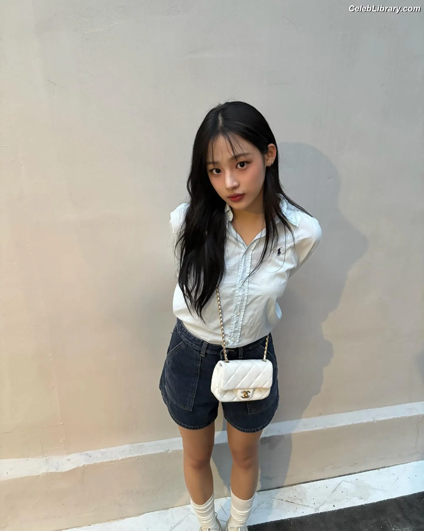 Minji (NewJeans) photo 1 of 1153