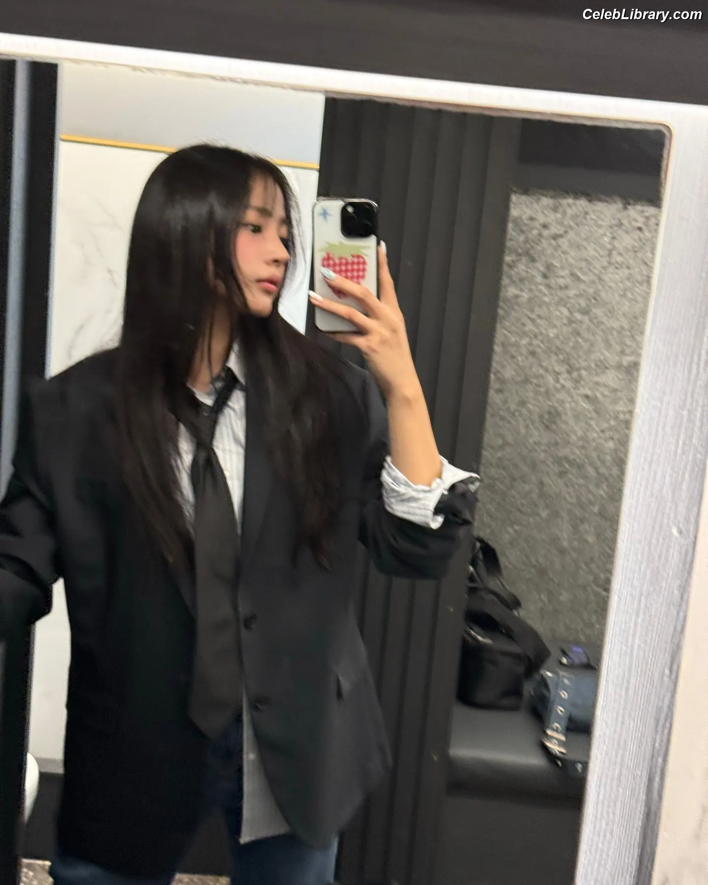 Minji (NewJeans) photo 11 of 1153