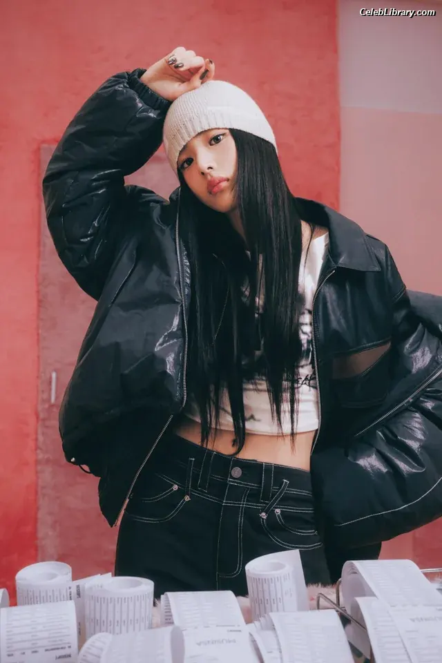 Minji (NewJeans) photo 1 of 1153