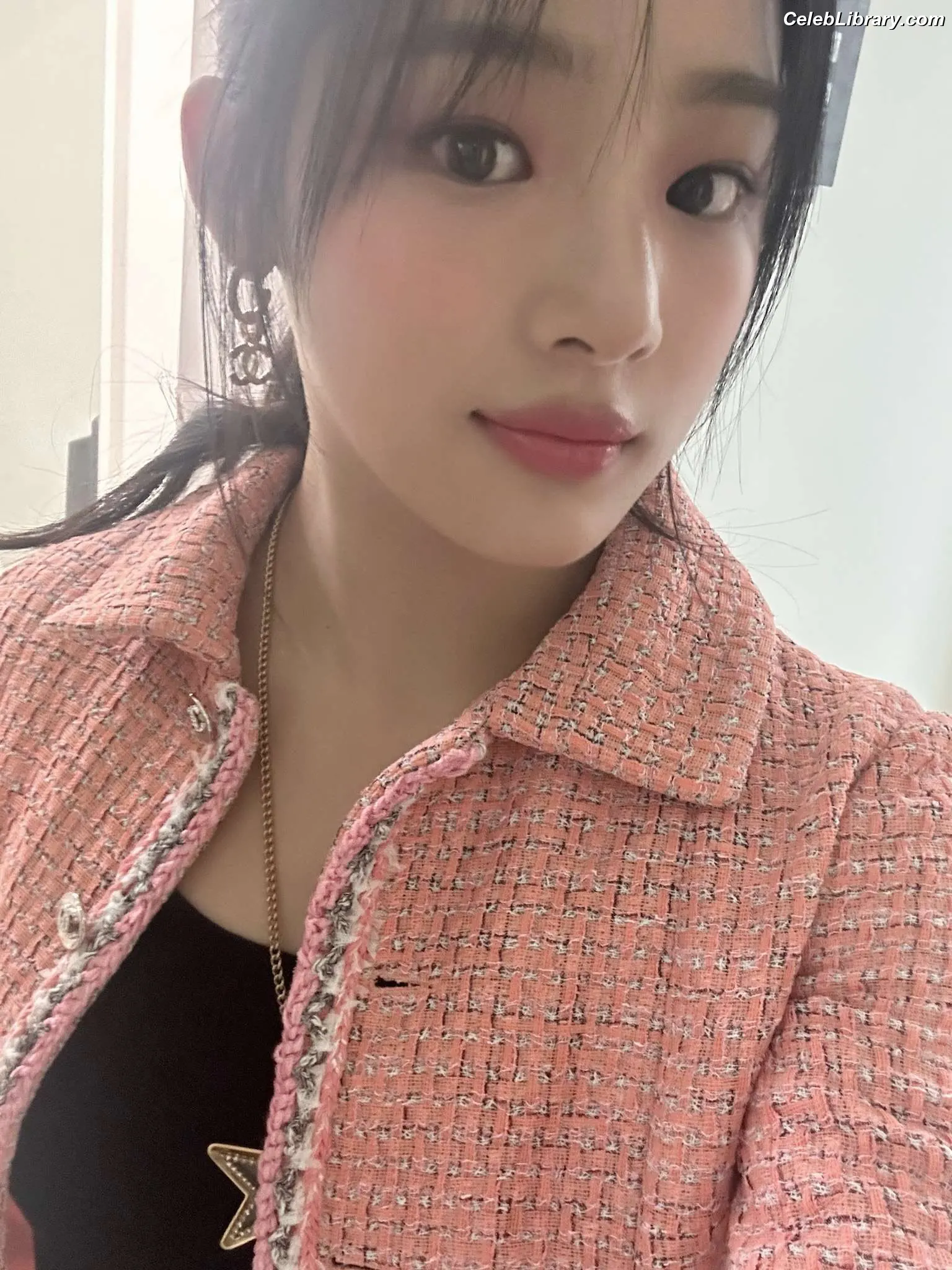 Minji (NewJeans) photo 4 of 1153
