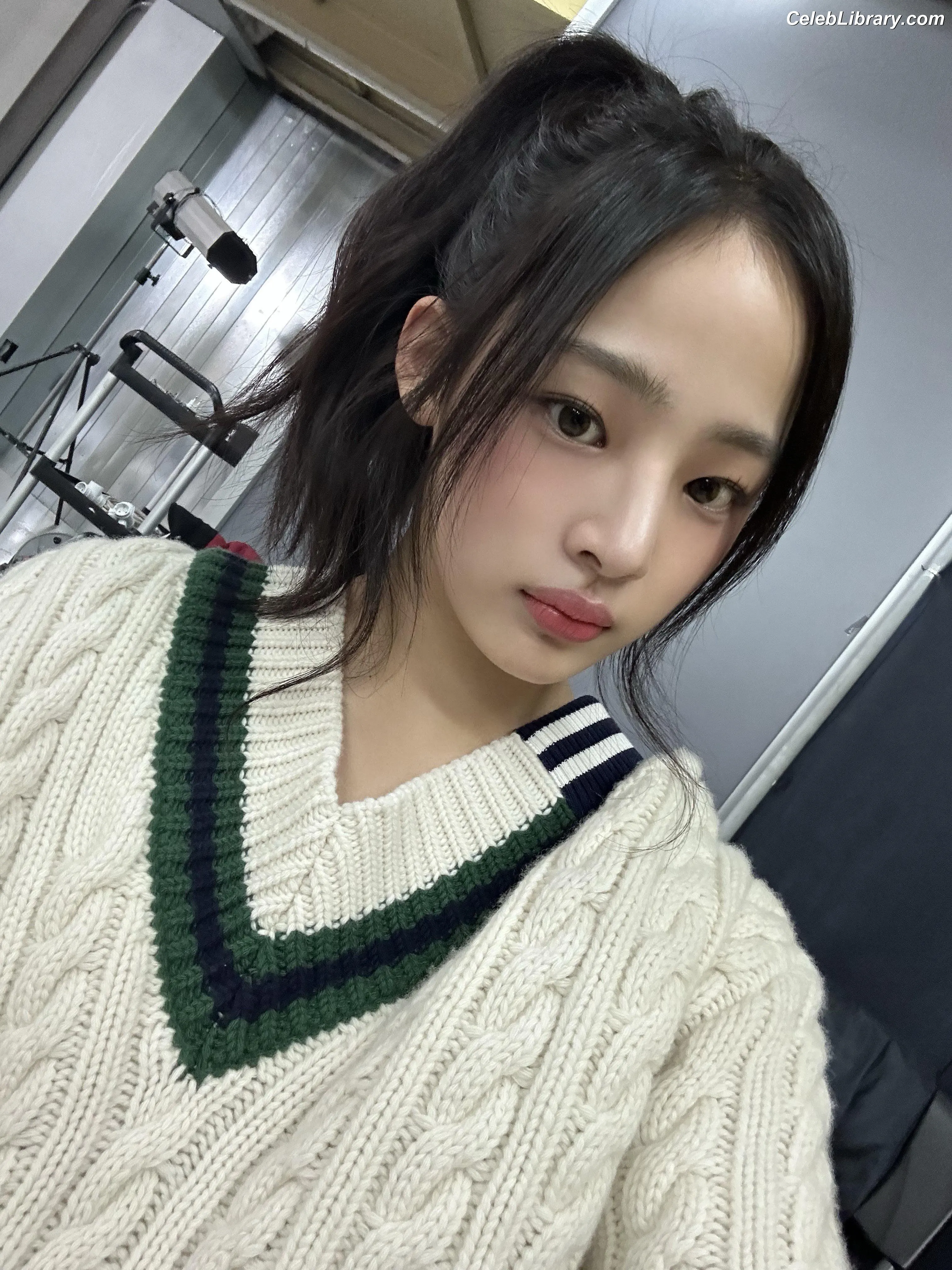 Minji (NewJeans) photo 12 of 1153