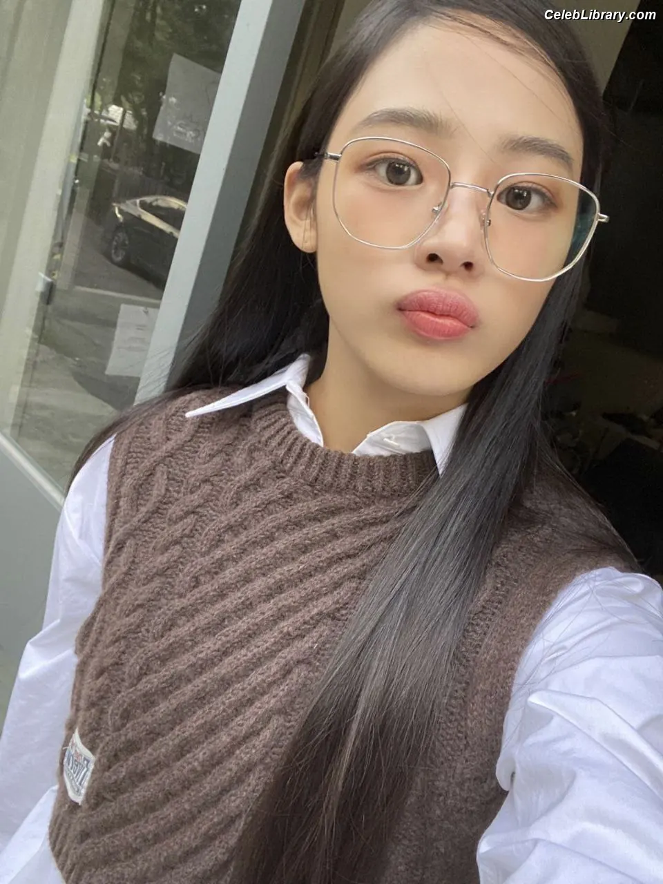 Minji (NewJeans) photo 1 of 1153
