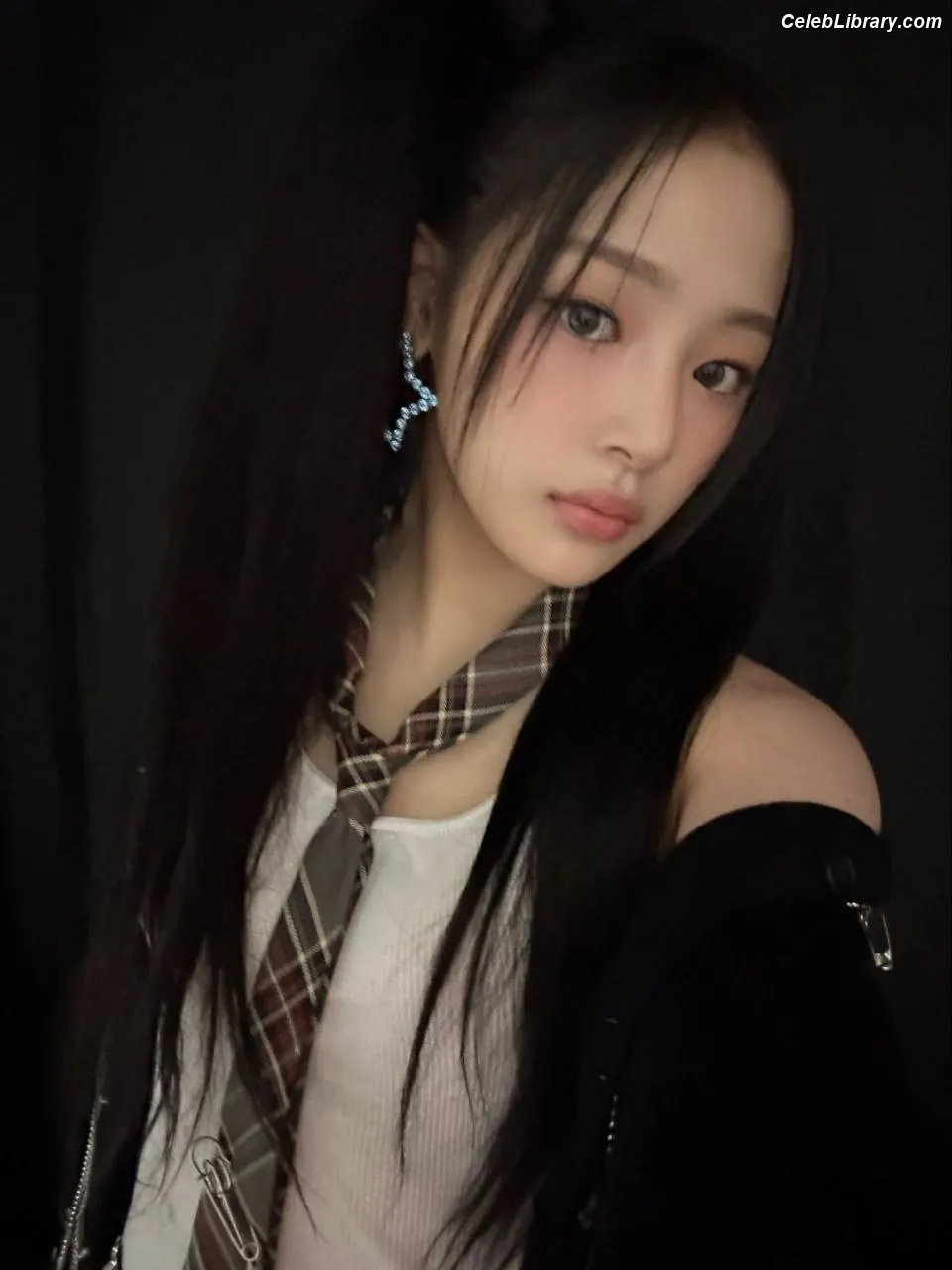 Minji (NewJeans) photo 5 of 1153