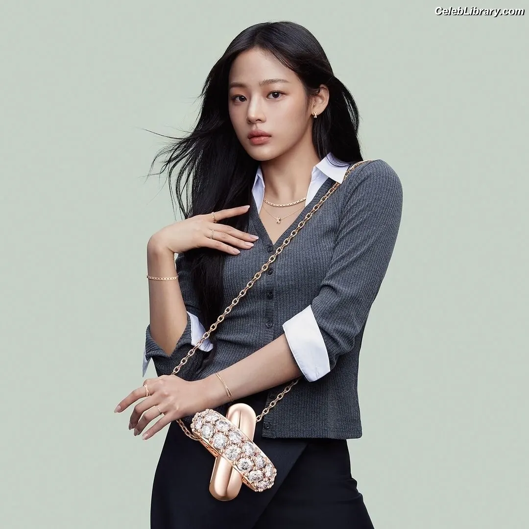 Minji (NewJeans) photo 4 of 1153