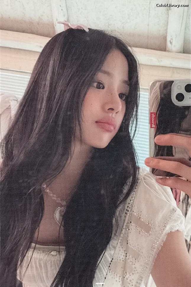 Minji (NewJeans) photo 9 of 1153